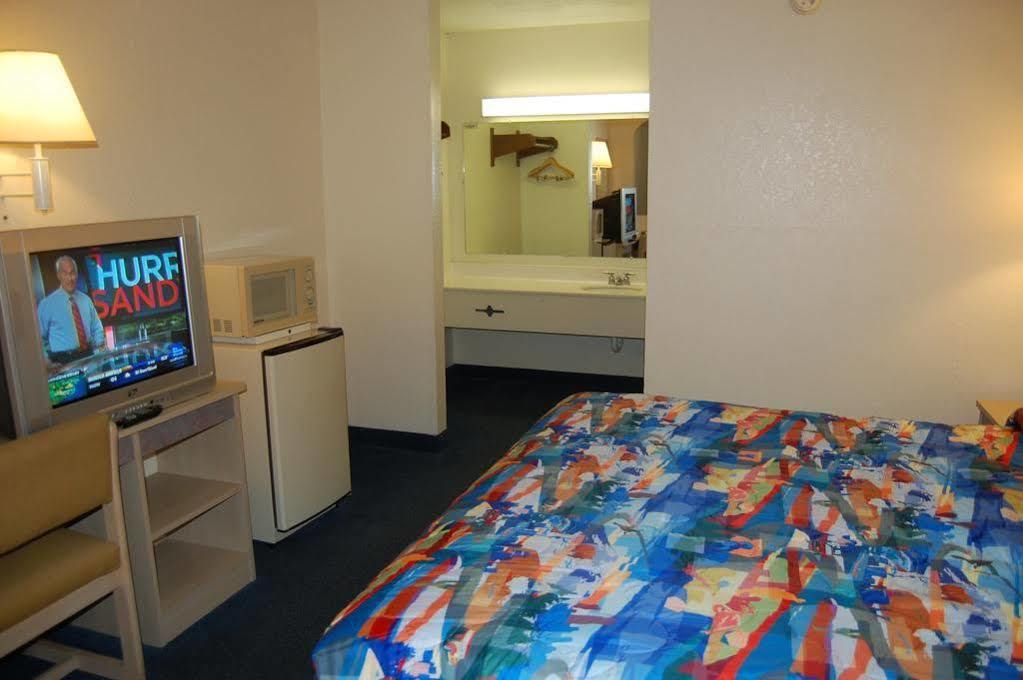 Days Inn By Wyndham Hardeeville Near Hilton Head Bagian luar foto